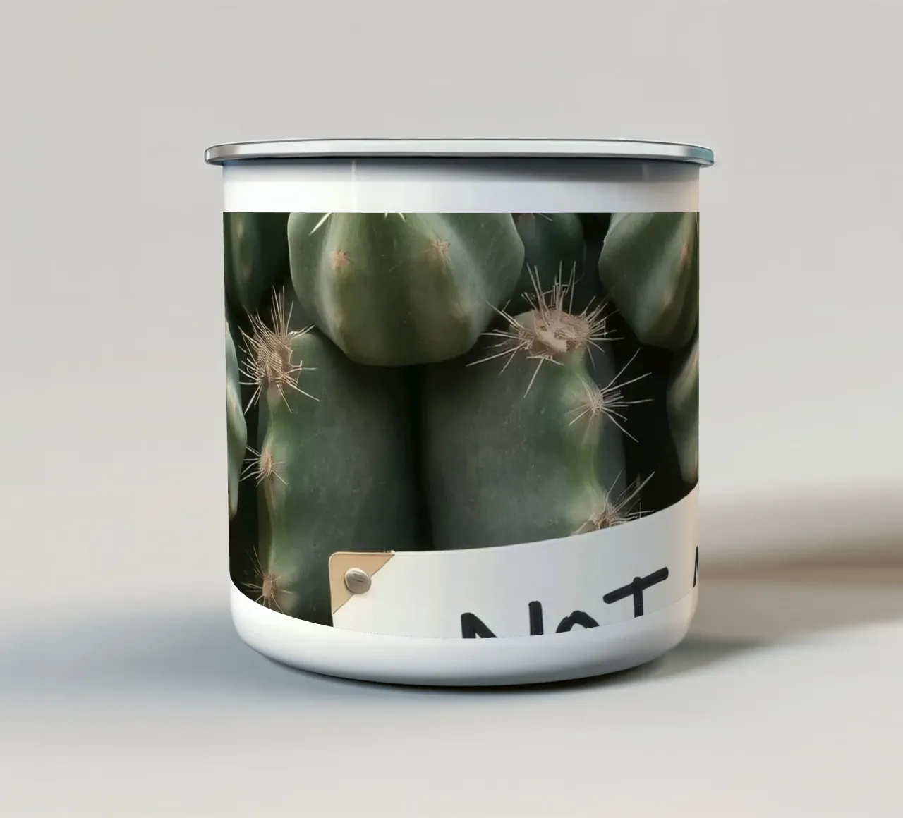 Un cactus giocoso con un'insegna umoristica si erge tazza in smalto da DesignDoodle
