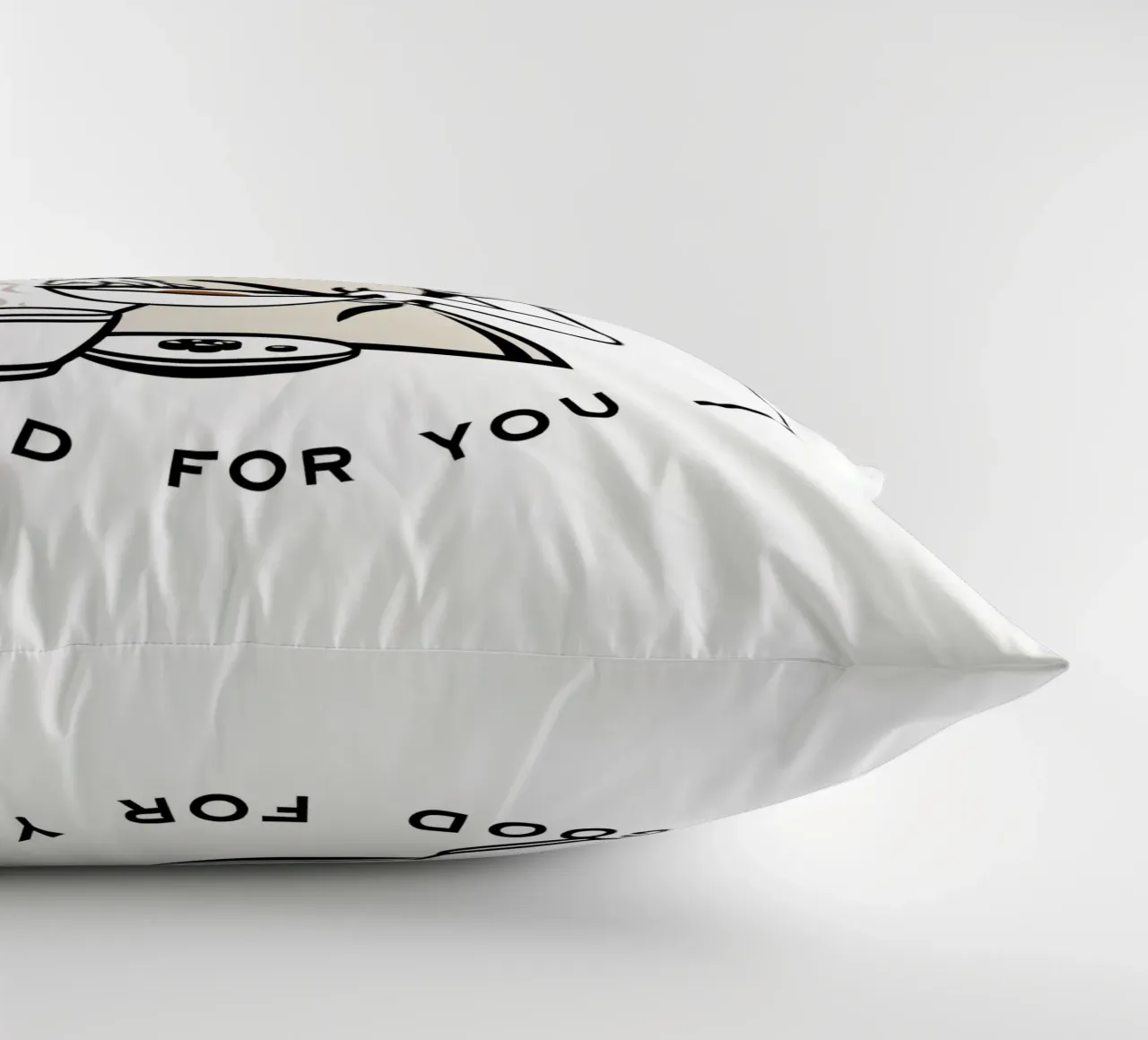 Una mujer con delantal prepara una comida mientras sonríe cojín de DesignDoodle