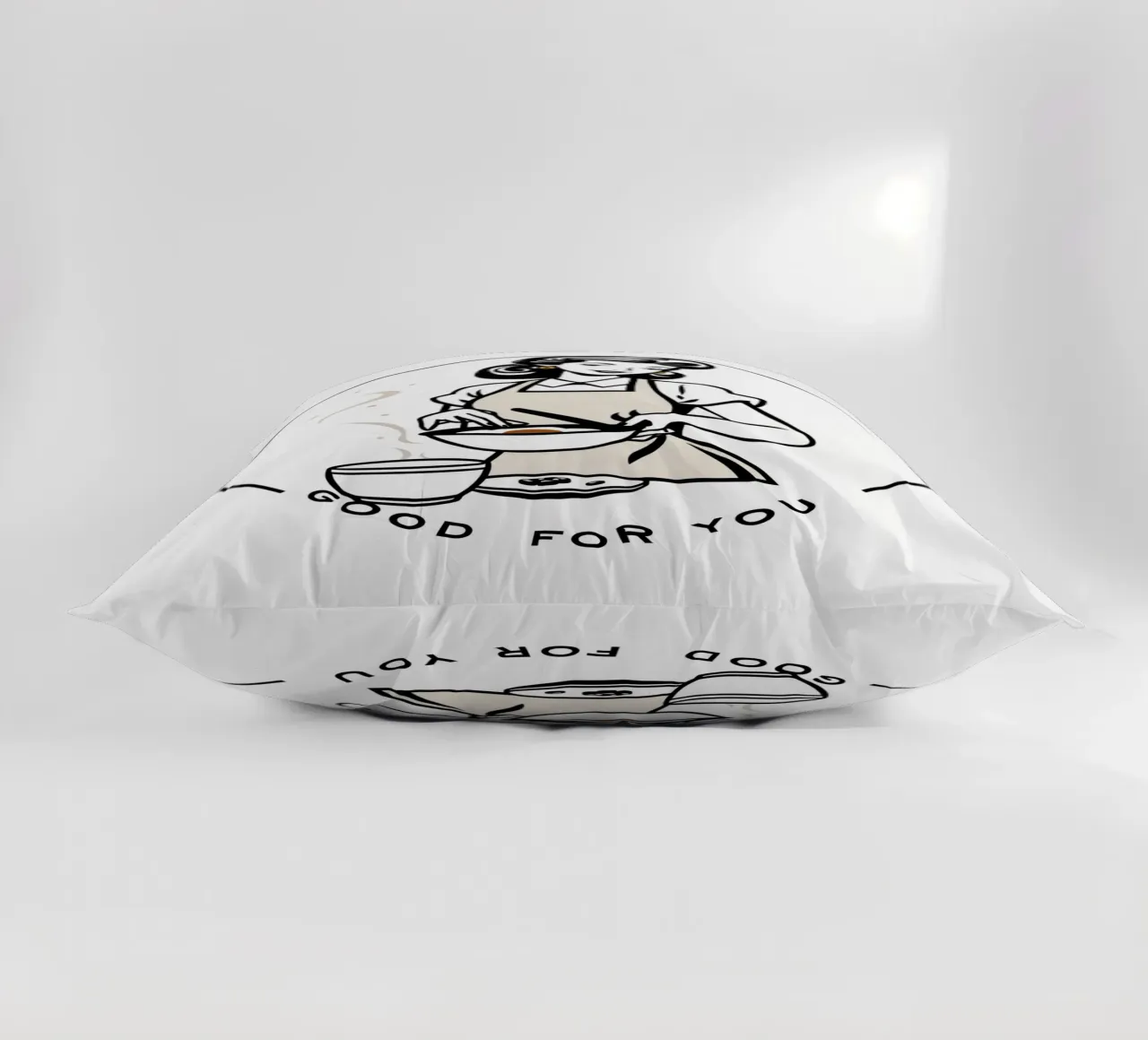 Una mujer con delantal prepara una comida mientras sonríe cojín de DesignDoodle