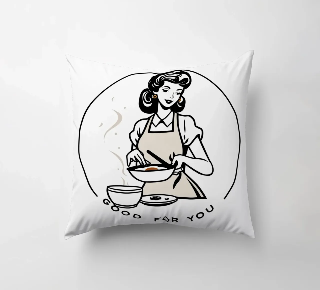 Una mujer con delantal prepara una comida mientras sonríe cojín de DesignDoodle