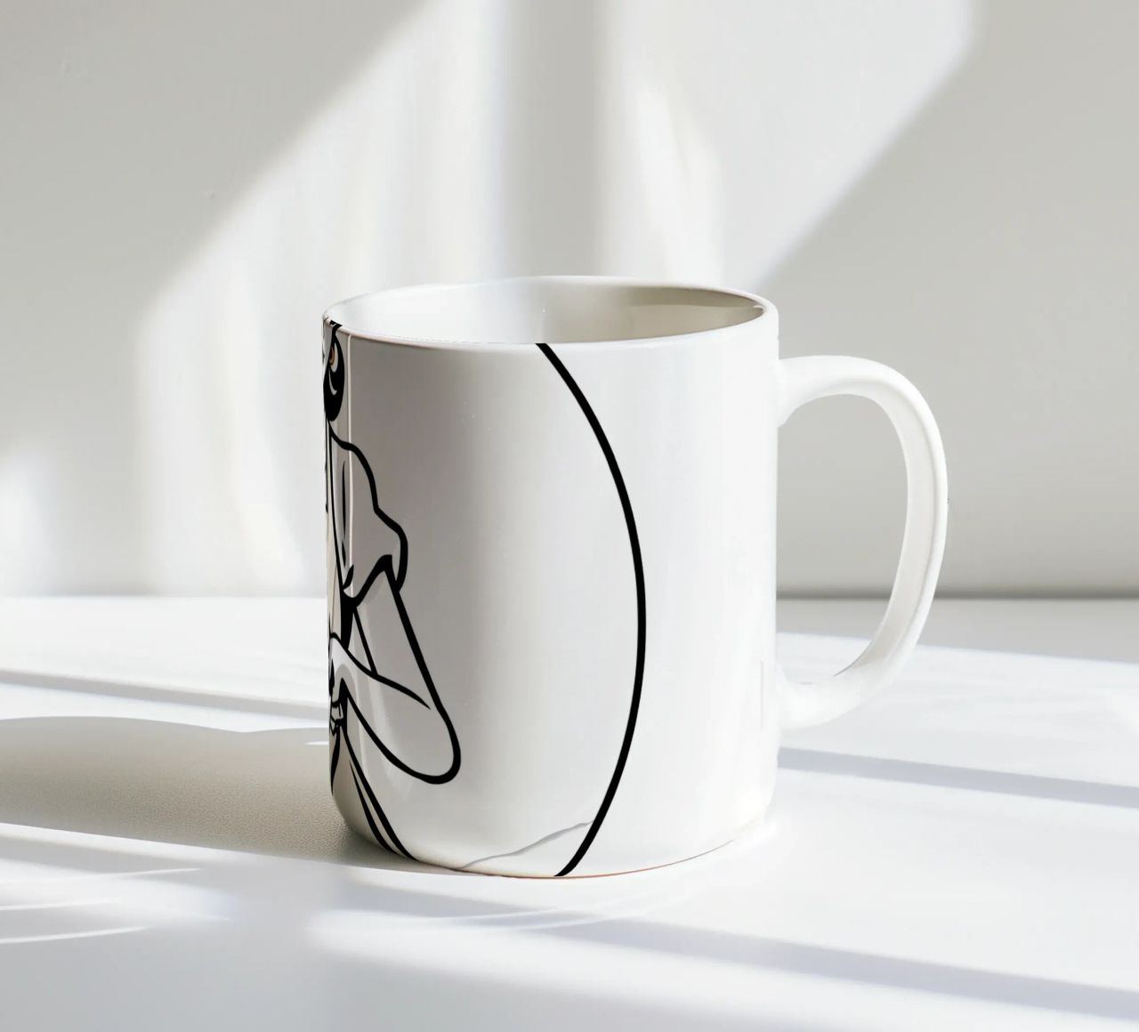 Una donna con un grembiule prepara un pasto sorridendo tazza in ceramica da DesignDoodle