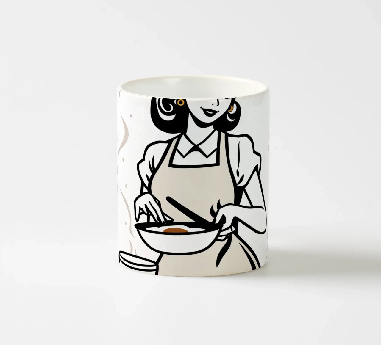 Una donna con un grembiule prepara un pasto sorridendo tazza in ceramica da DesignDoodle