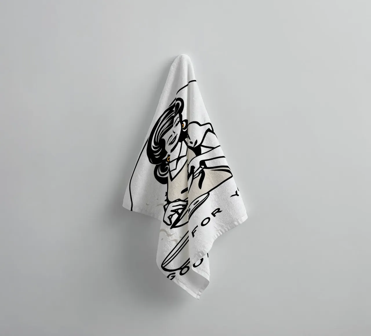 Una donna con un grembiule prepara un pasto sorridendo asciugamano da bagno da DesignDoodle