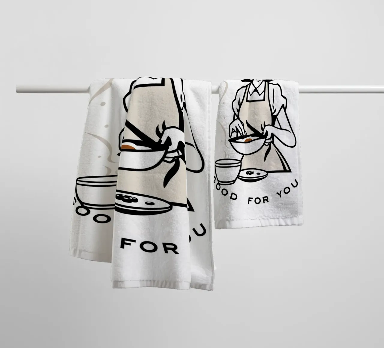 Una donna con un grembiule prepara un pasto sorridendo asciugamano da bagno da DesignDoodle