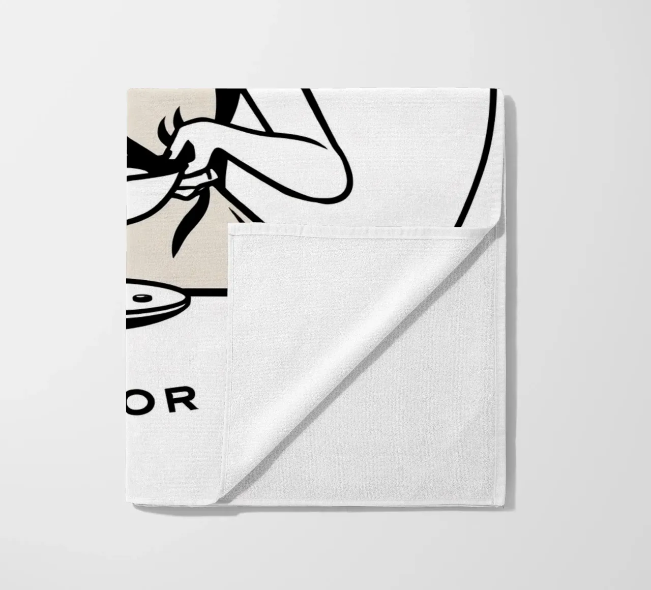 Una donna con un grembiule prepara un pasto sorridendo telo mare da DesignDoodle