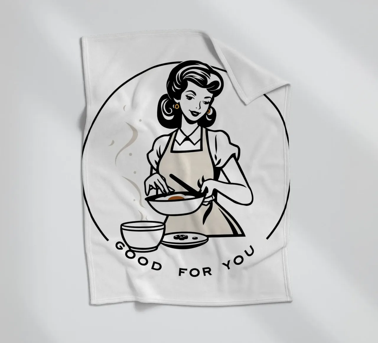 Una donna con un grembiule prepara un pasto sorridendo coperta in pile da DesignDoodle