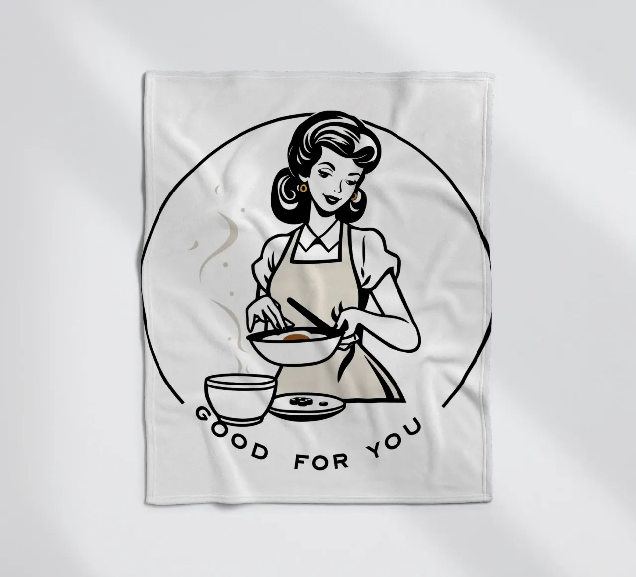 Una donna con un grembiule prepara un pasto sorridendo coperta in pile da DesignDoodle