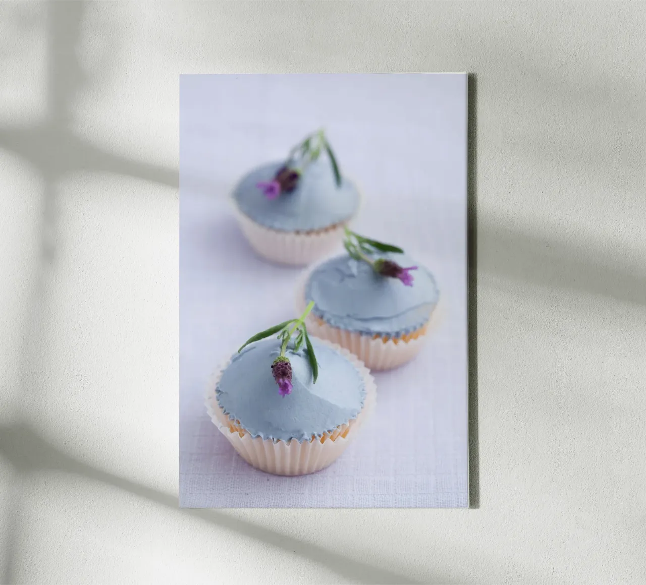 Cupcakes met lavendelglazuur canvas met Baklijst van foodphotolove