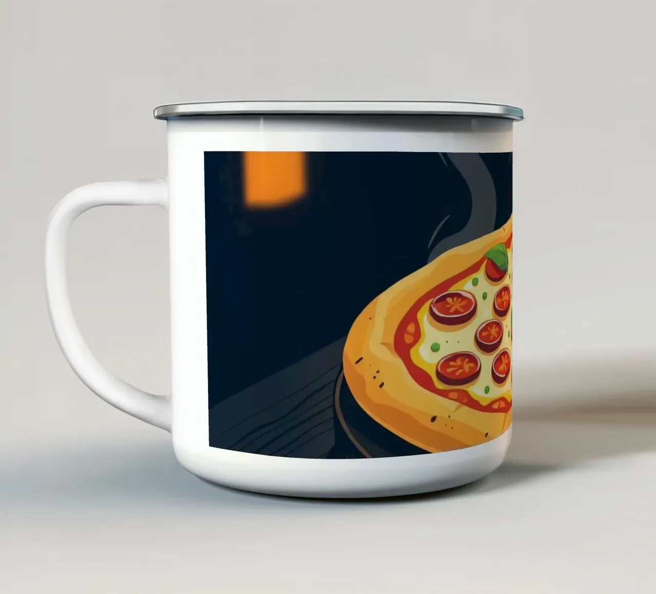 Una deliziosa pizza al salame piccante appoggiata su un tavolo di legno tazza in smalto da DesignDoodle