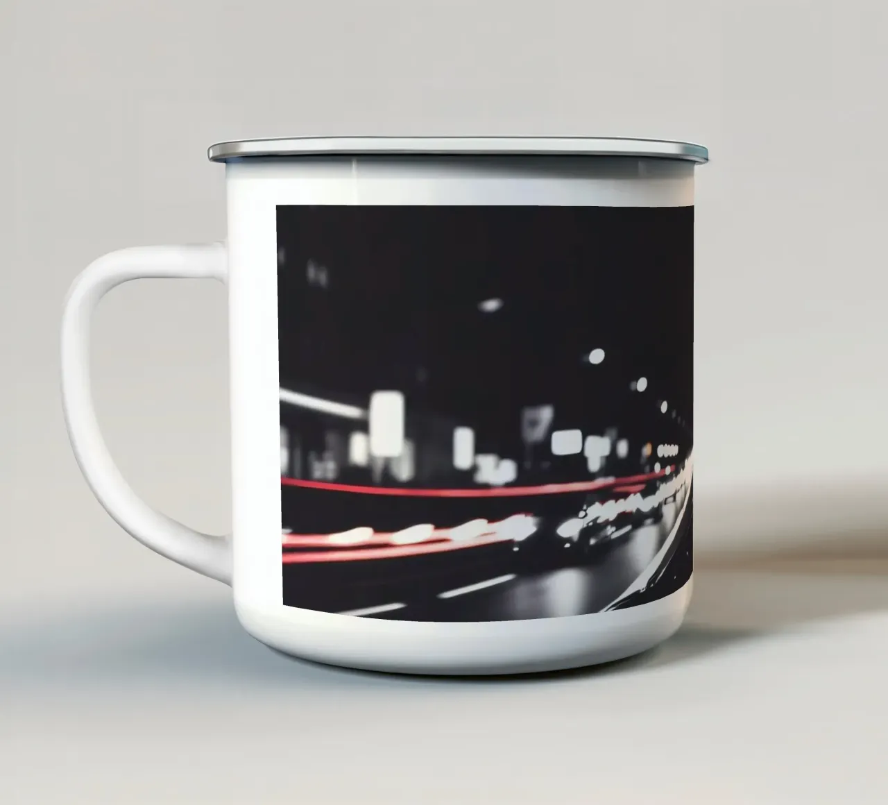 Autostrada urbana notturna con veicoli in movimento illuminati tazza in smalto da DesignDoodle