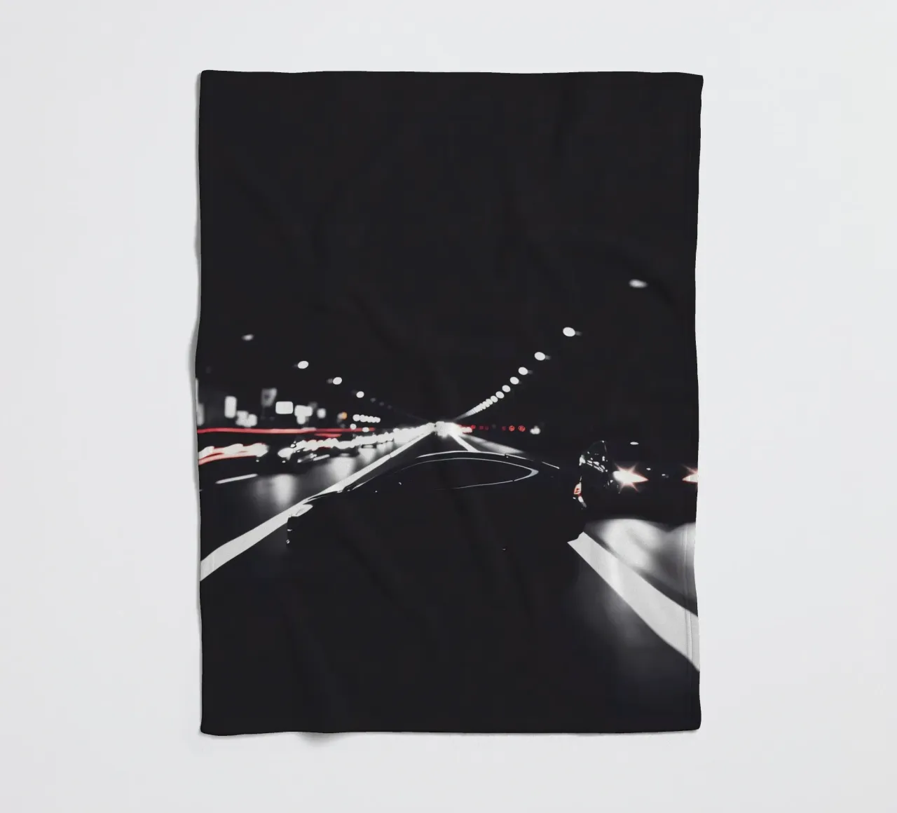 Autopista urbana nocturna con vehículos en movimiento iluminados manta de franela de DesignDoodle
