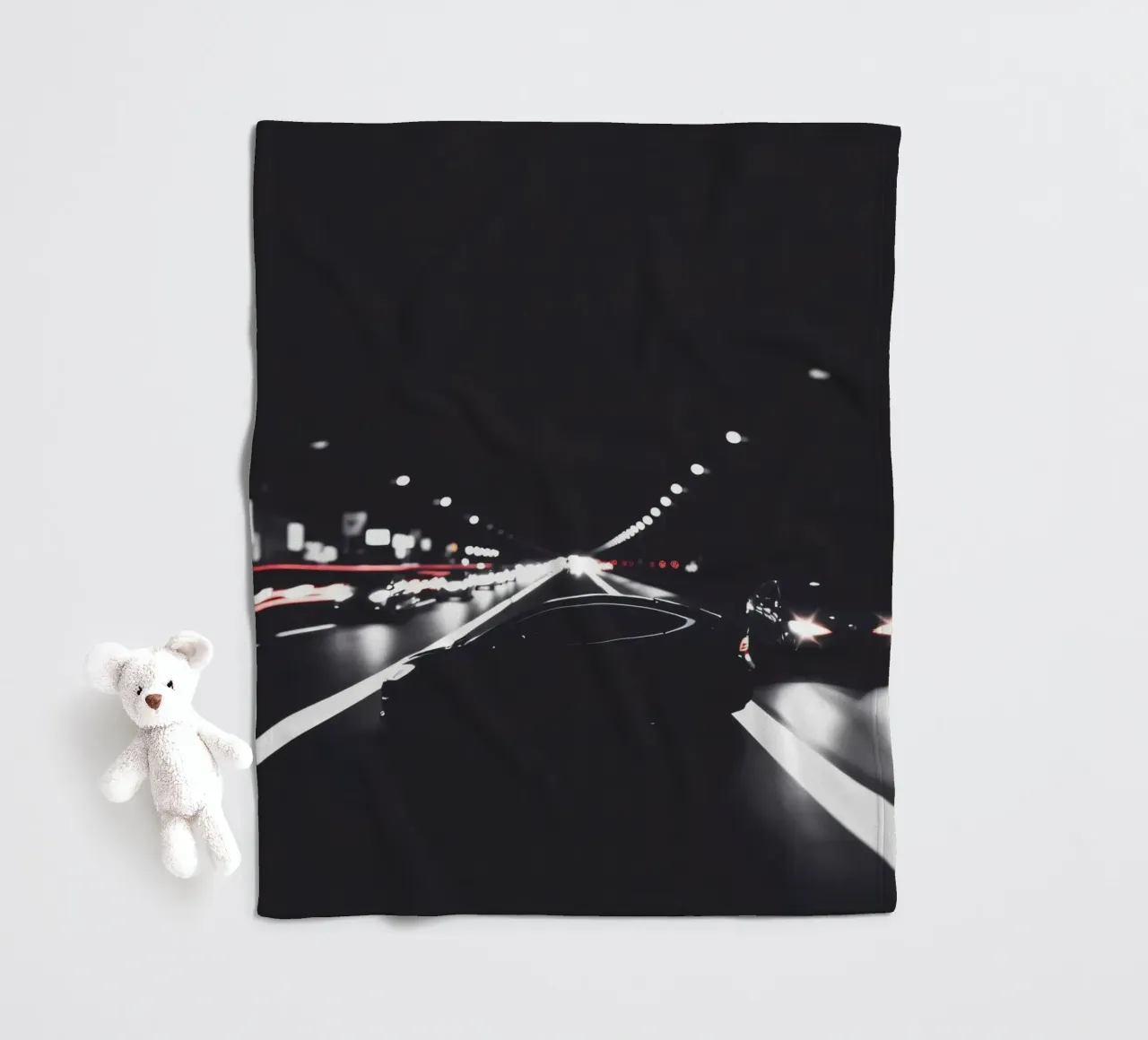 Autopista urbana nocturna con vehículos en movimiento iluminados manta de franela de DesignDoodle