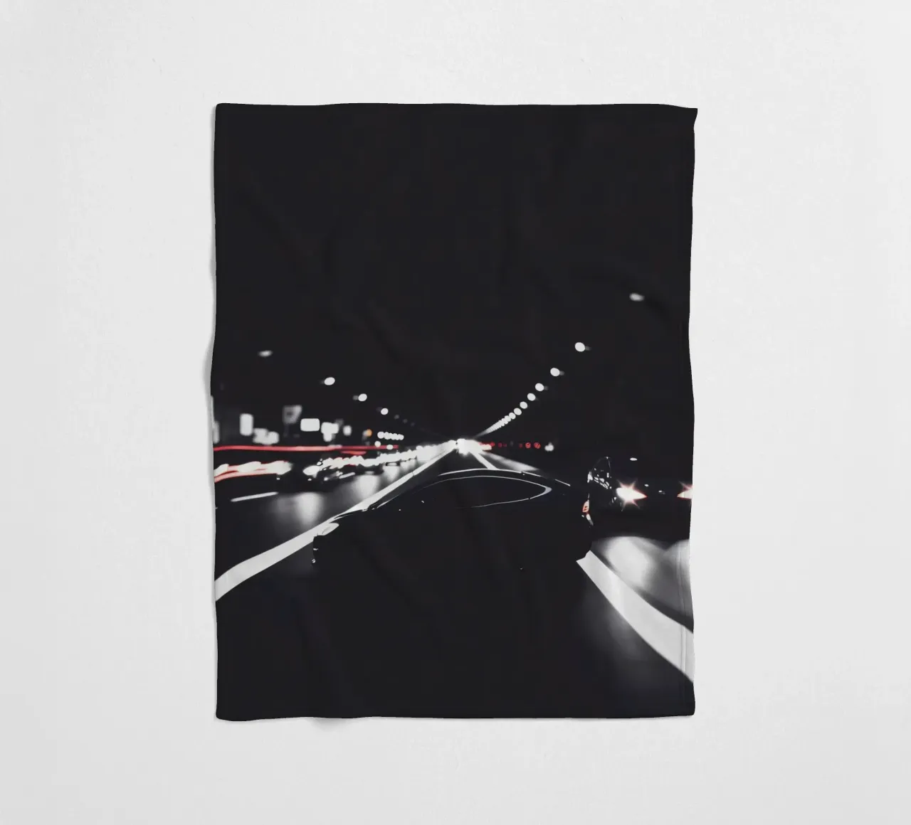 Autopista urbana nocturna con vehículos en movimiento iluminados manta de franela de DesignDoodle