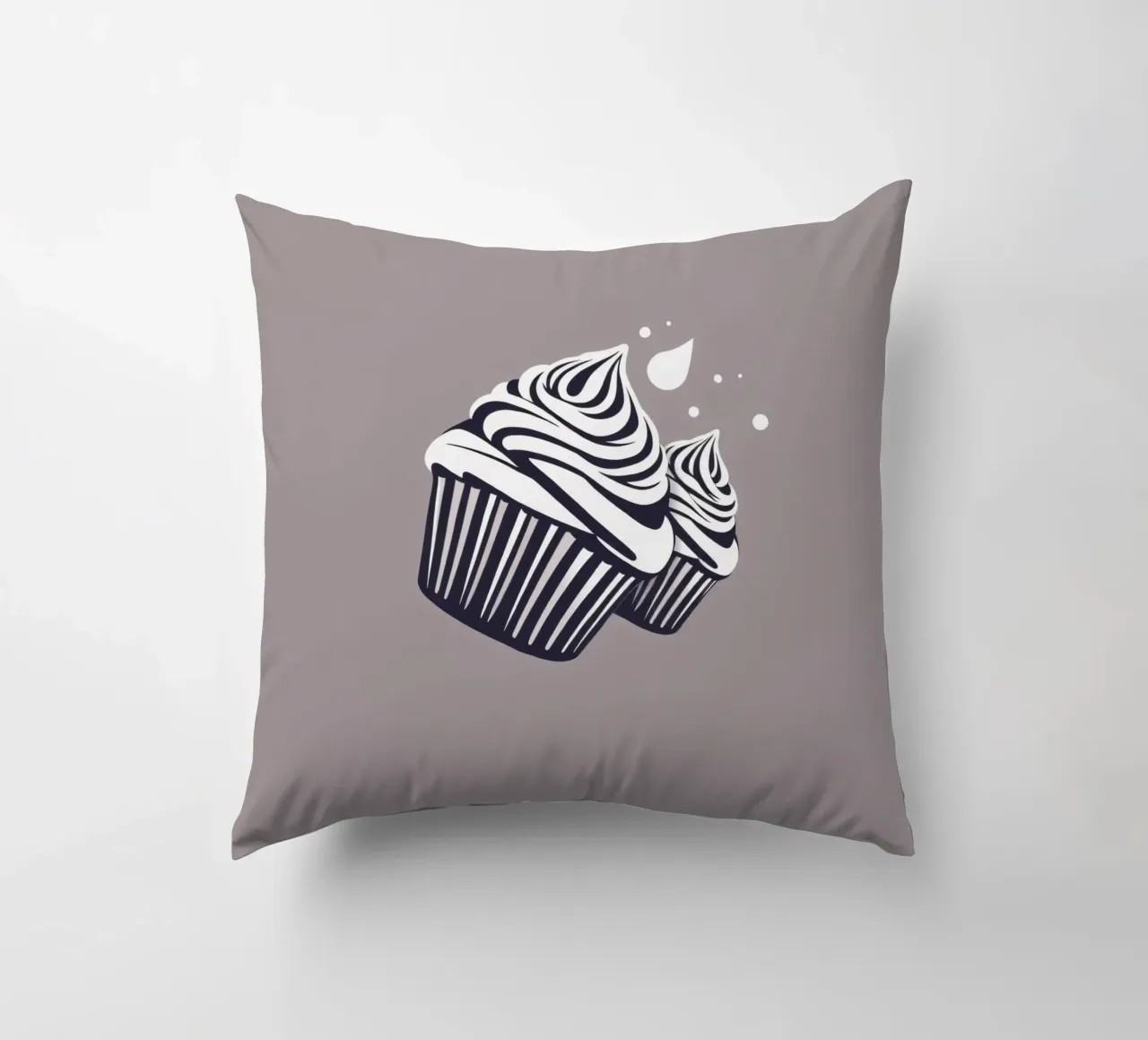 Due cupcake dall'elegante design con glassa a spirale cuscino da DesignDoodle