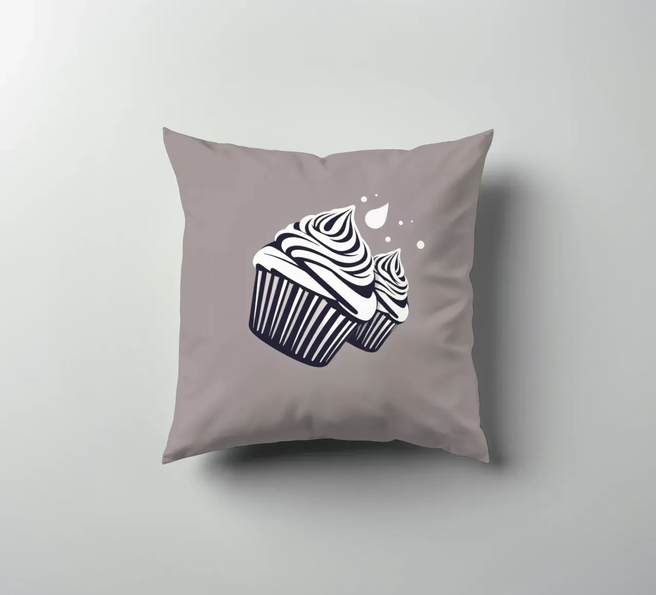 Due cupcake dall'elegante design con glassa a spirale cuscino da DesignDoodle