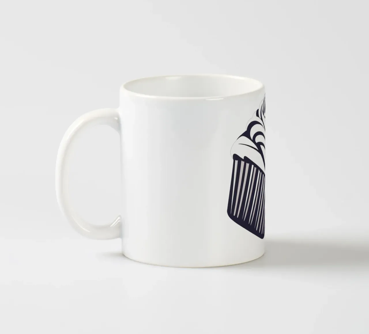 Due cupcake dall'elegante design con glassa a spirale tazza in ceramica da DesignDoodle
