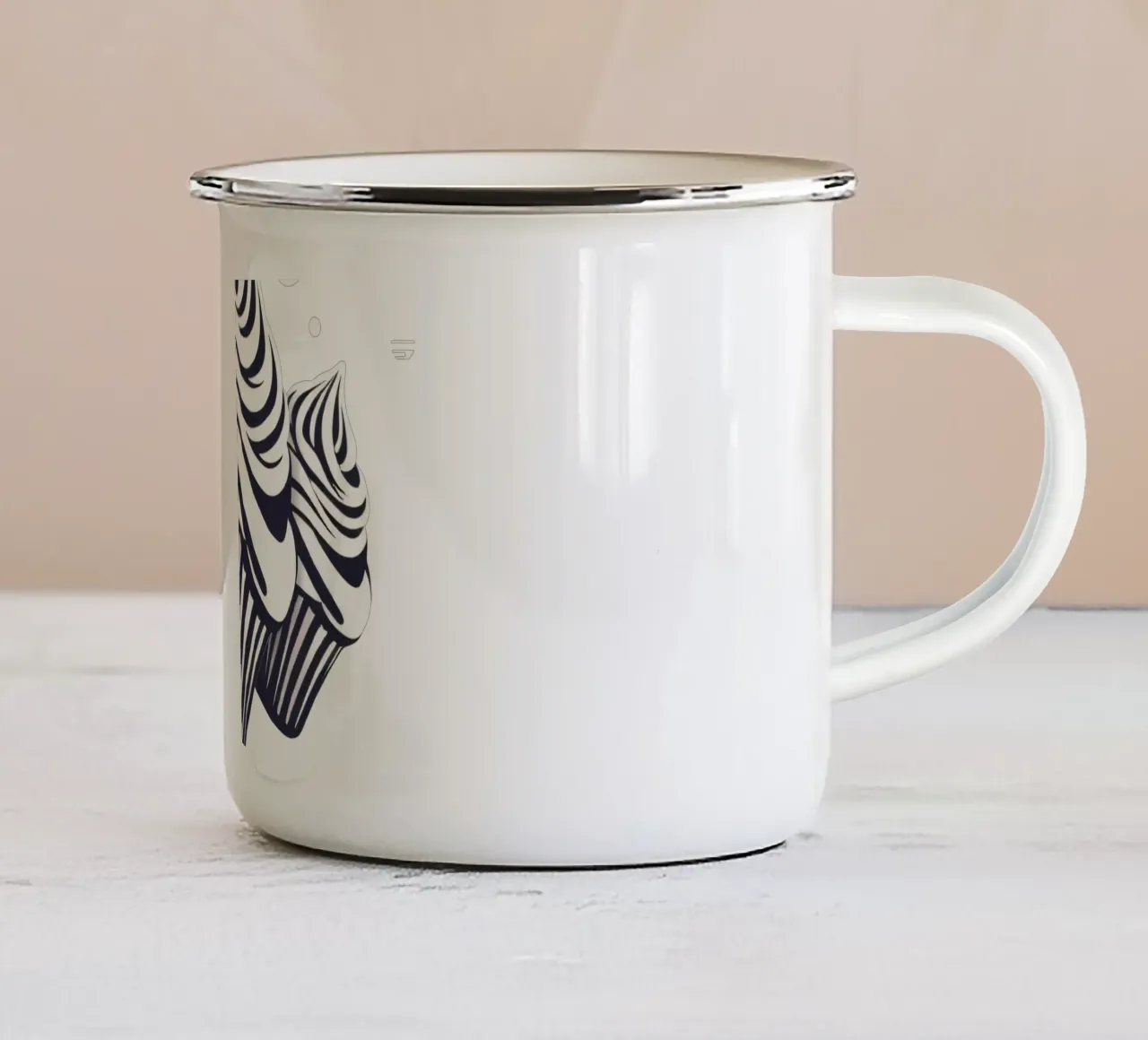 Due cupcake dall'elegante design con glassa a spirale tazza in smalto da DesignDoodle