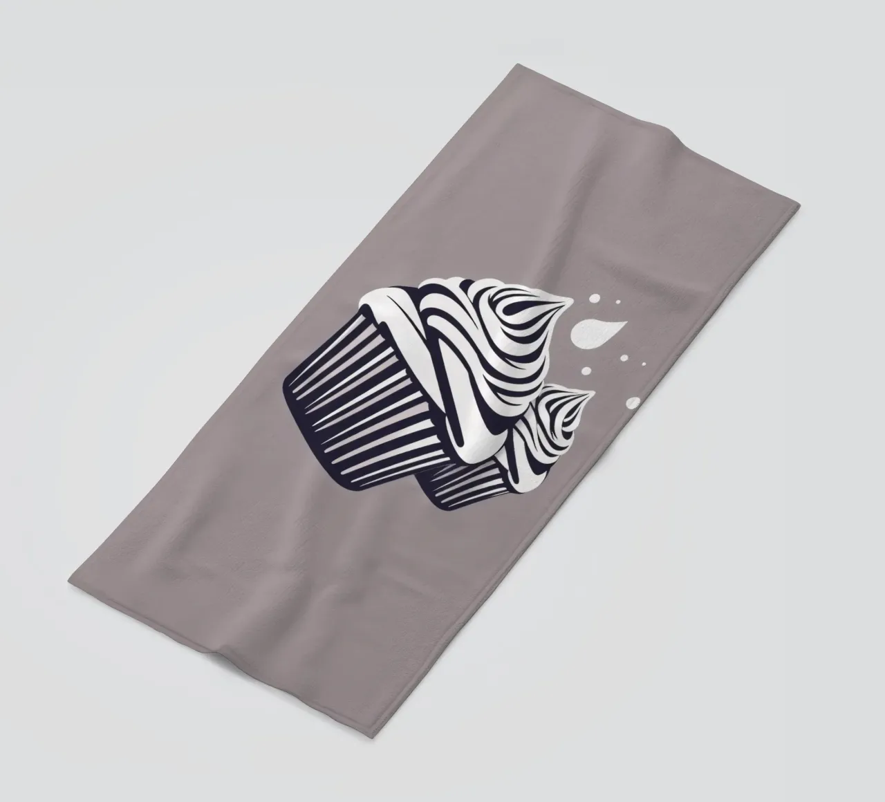 Due cupcake dall'elegante design con glassa a spirale telo mare da DesignDoodle
