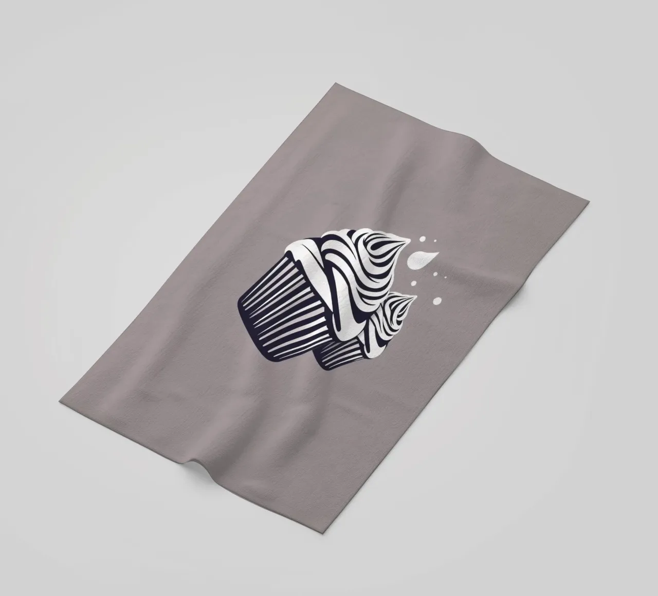 Due cupcake dall'elegante design con glassa a spirale telo mare da DesignDoodle