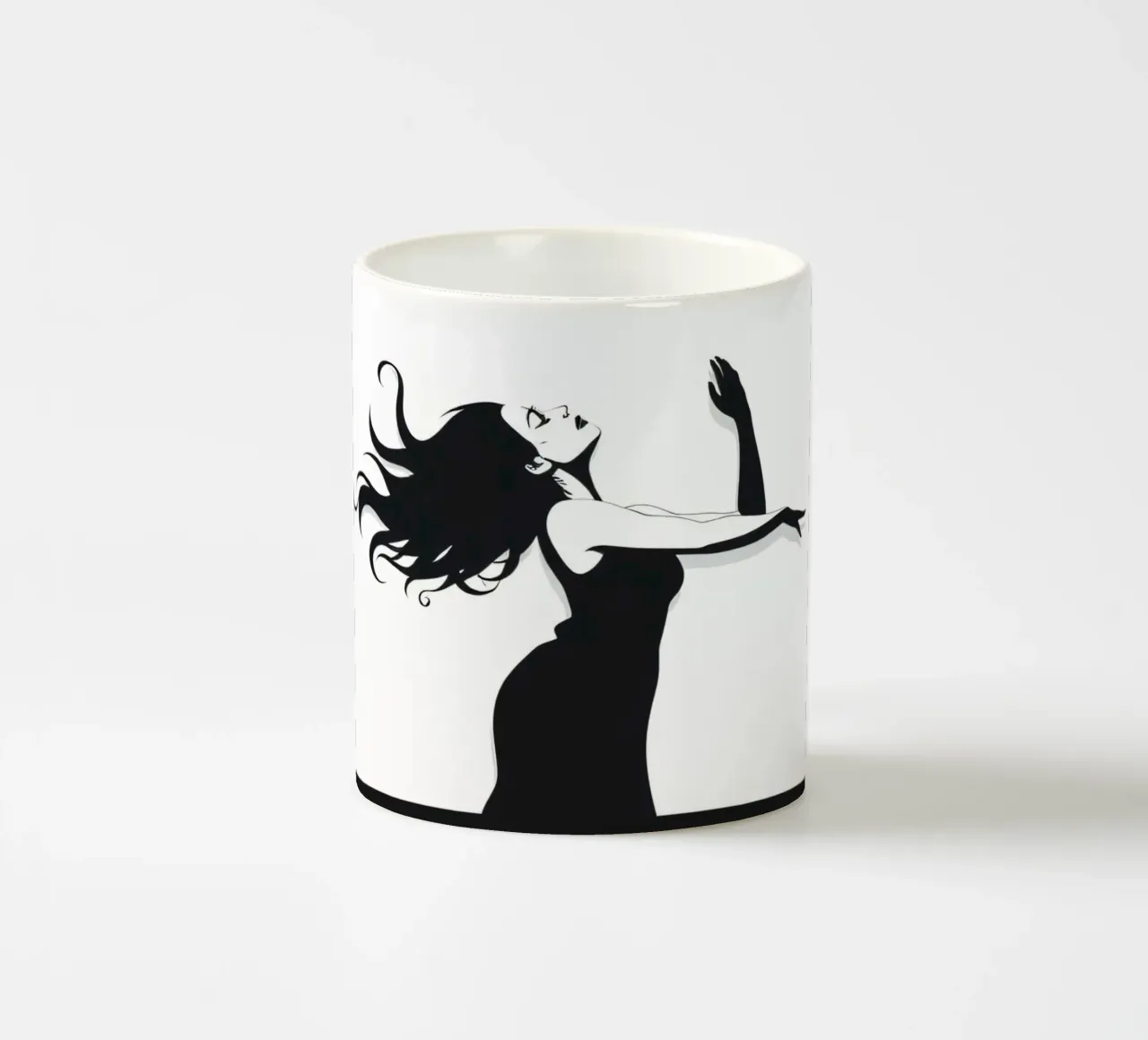 Una donna con i capelli fluenti danza con grazia contro una minima tazza in ceramica da DesignDoodle