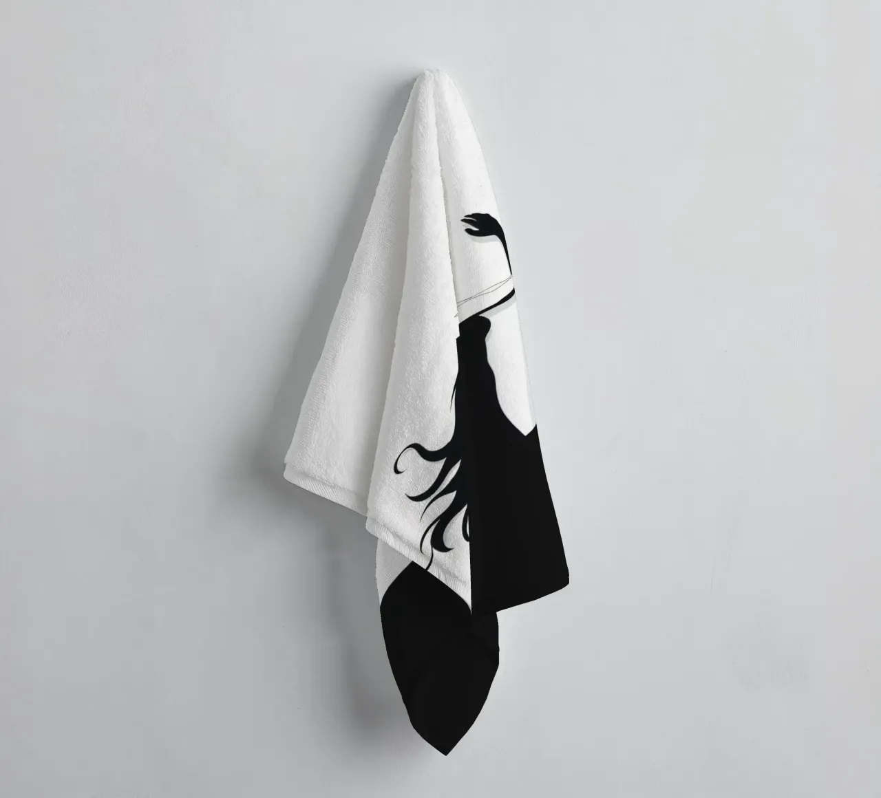 Una donna con i capelli fluenti danza con grazia contro una minima asciugamano da bagno da DesignDoodle