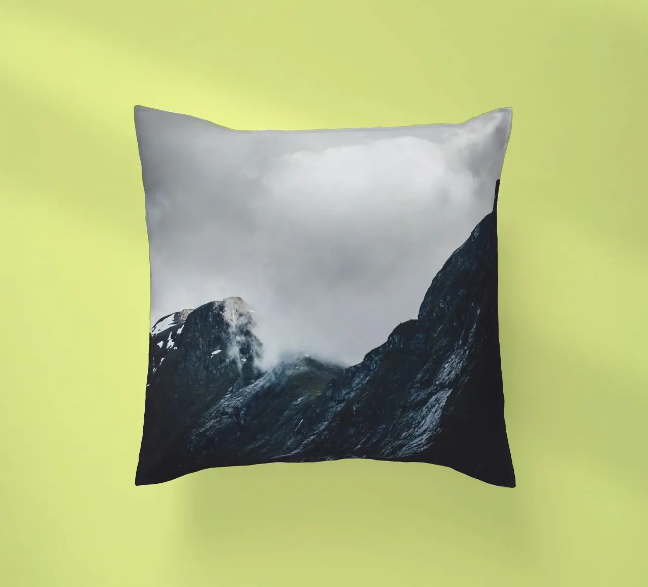 Bergkamm in Norwegen Kissen von thetraveller
