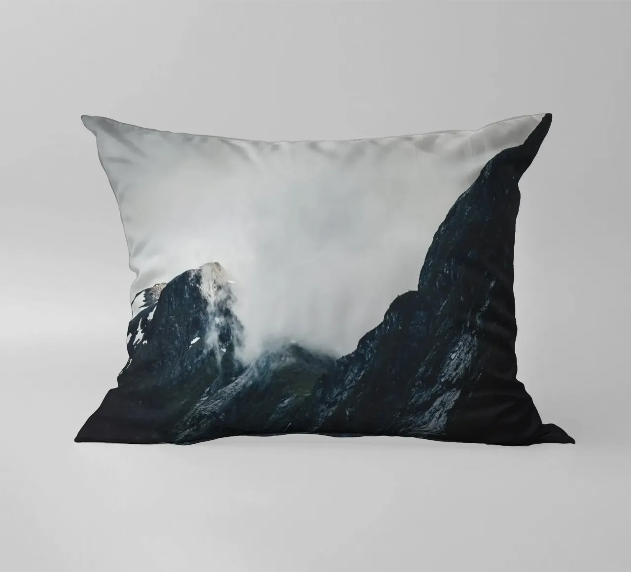 Bergkamm in Norwegen Kissen von thetraveller