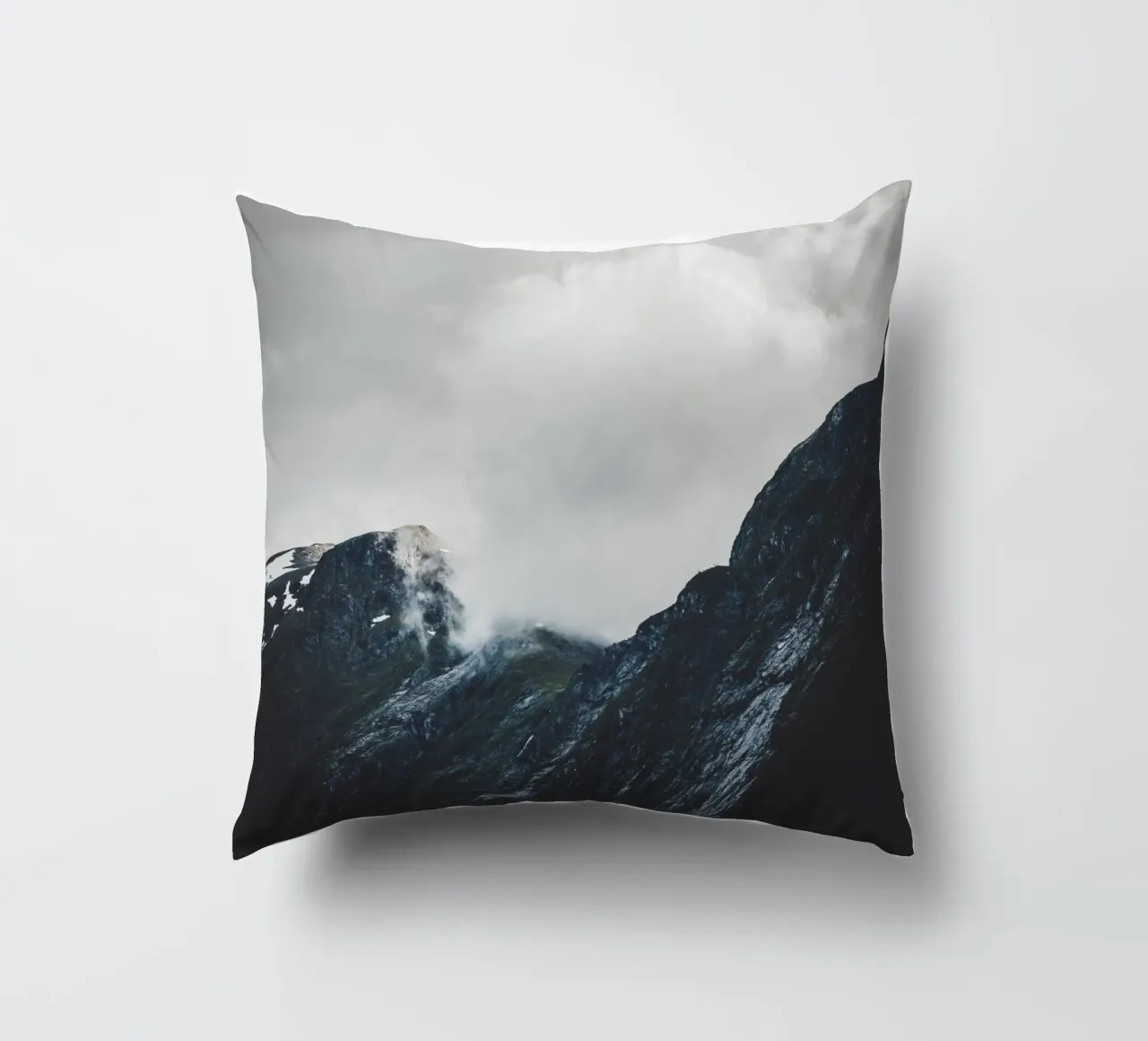 Bergkamm in Norwegen Kissen von thetraveller