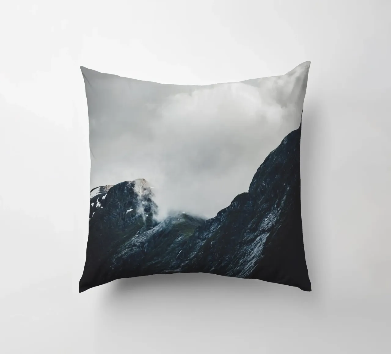 Bergkamm in Norwegen Kissen von thetraveller