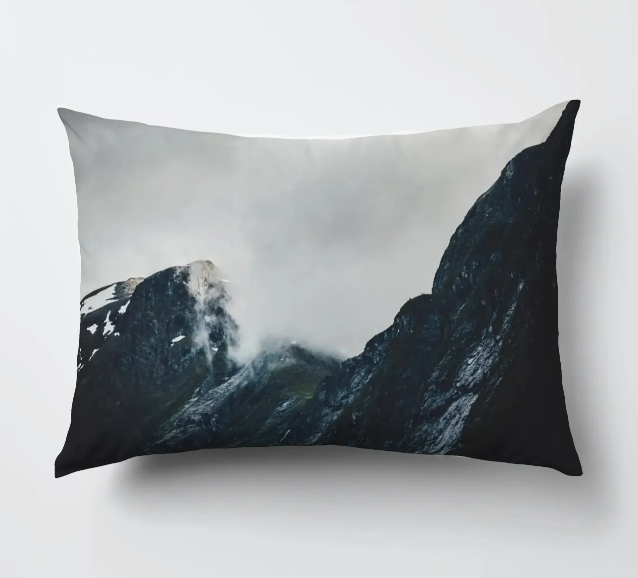 Bergkamm in Norwegen Kissen von thetraveller