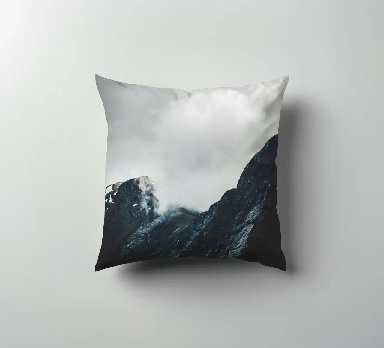 Bergkamm in Norwegen Kissen von thetraveller