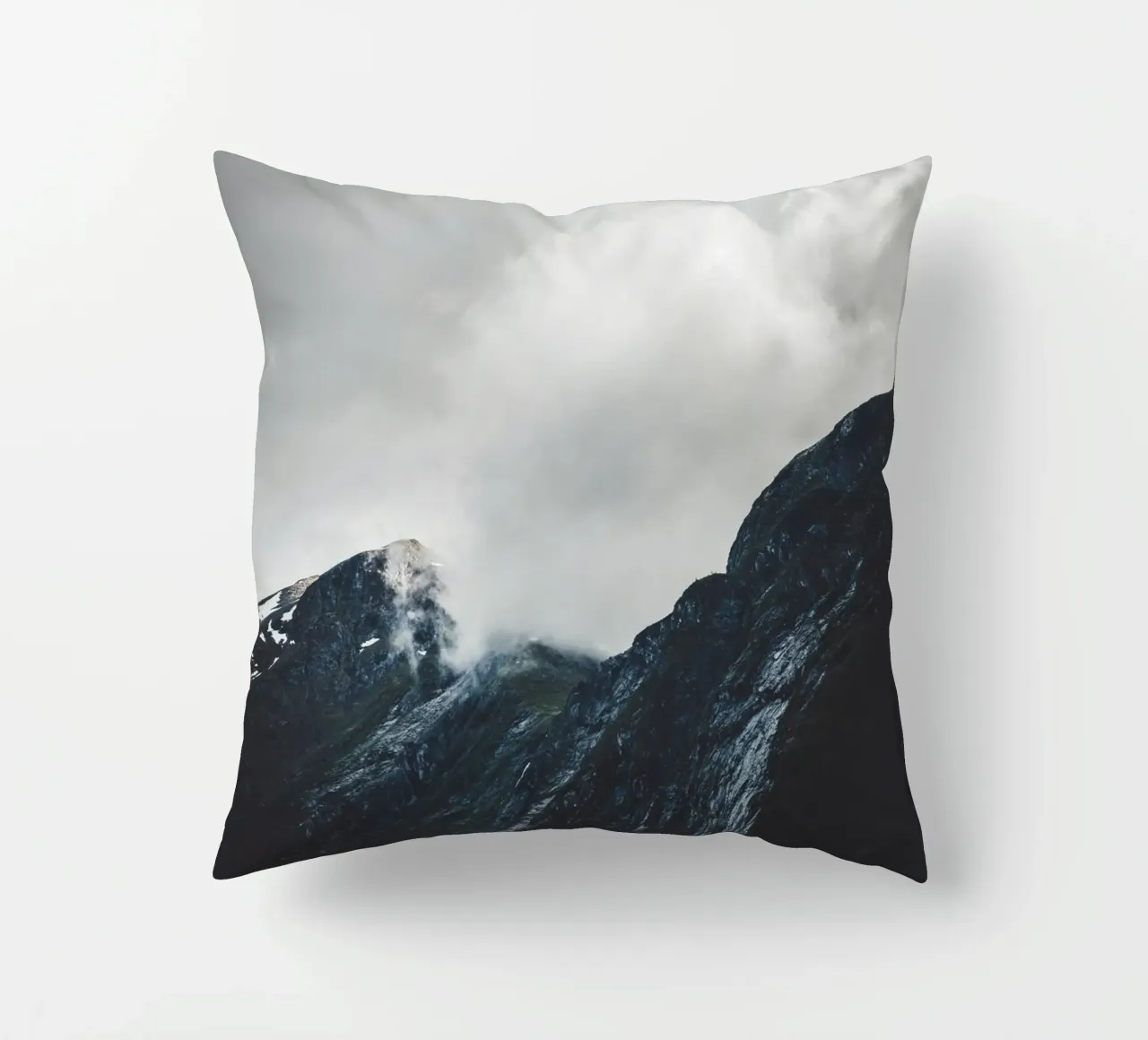 Bergkamm in Norwegen Kissen von thetraveller
