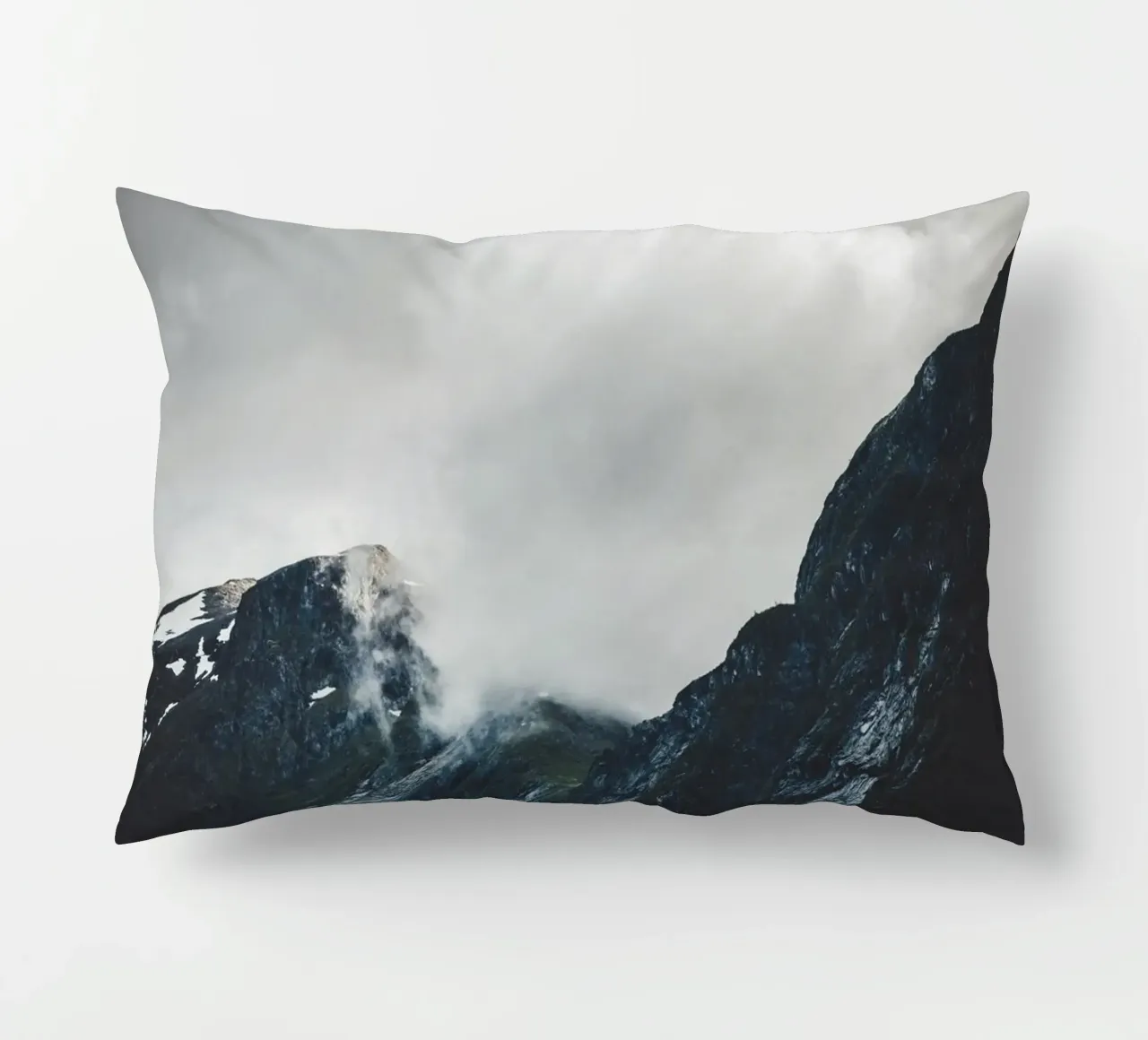 Bergkamm in Norwegen Kissen von thetraveller