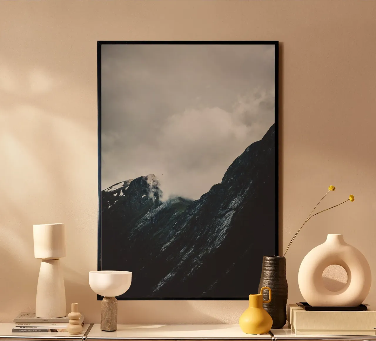 Crinale di montagna in Norvegia poster con telaio in legno da thetraveller