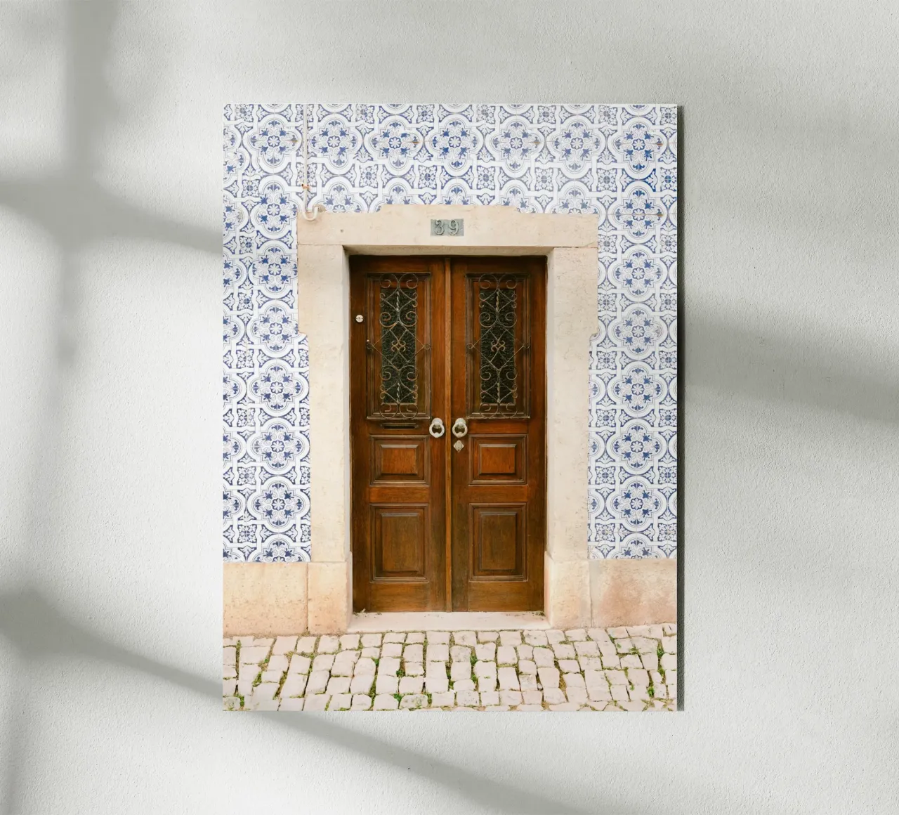 Timeless Wooden Door in Ericeira - Travel Photography Forex-Platte von Raisa Zwart Photography