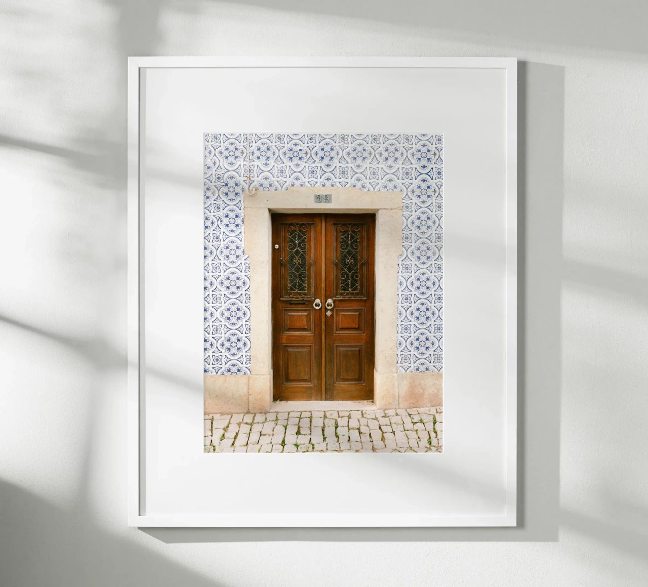 Timeless Wooden Door in Ericeira - Travel Photography poster de Raisa Zwart Photography