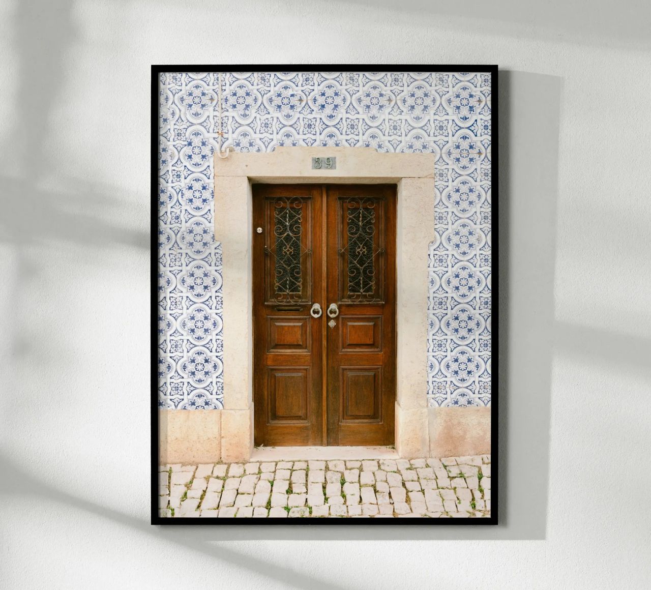 Timeless Wooden Door in Ericeira - Travel Photography poster de Raisa Zwart Photography