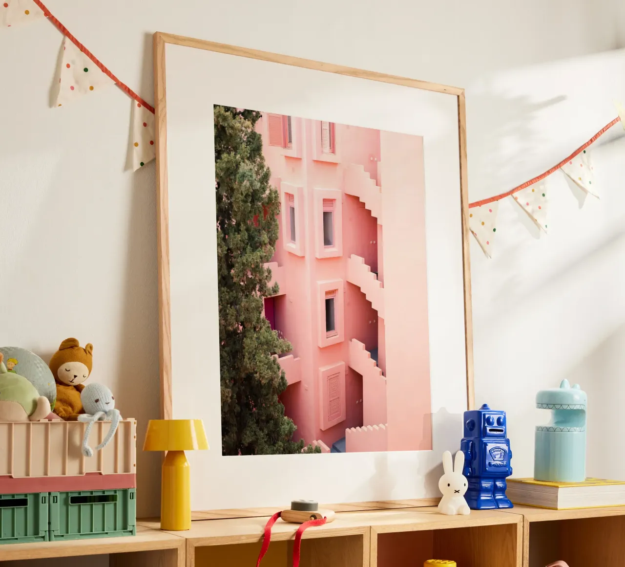 The Iconic Muralla Roja poster con telaio in legno da Raisa Zwart Photography