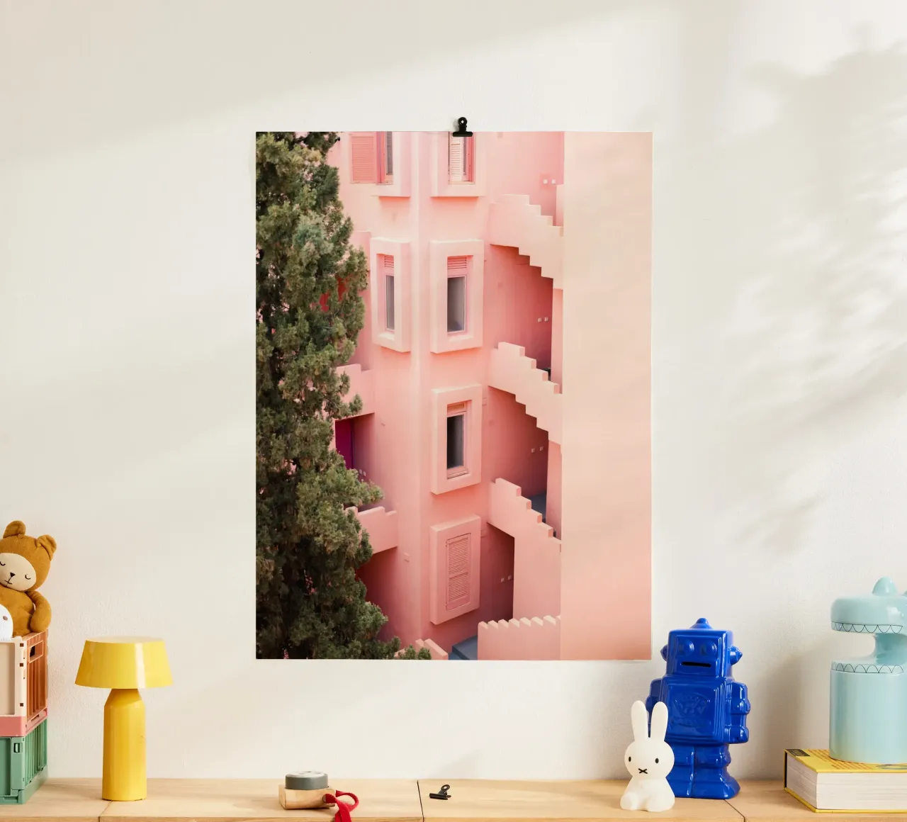The Iconic Muralla Roja poster con telaio in legno da Raisa Zwart Photography