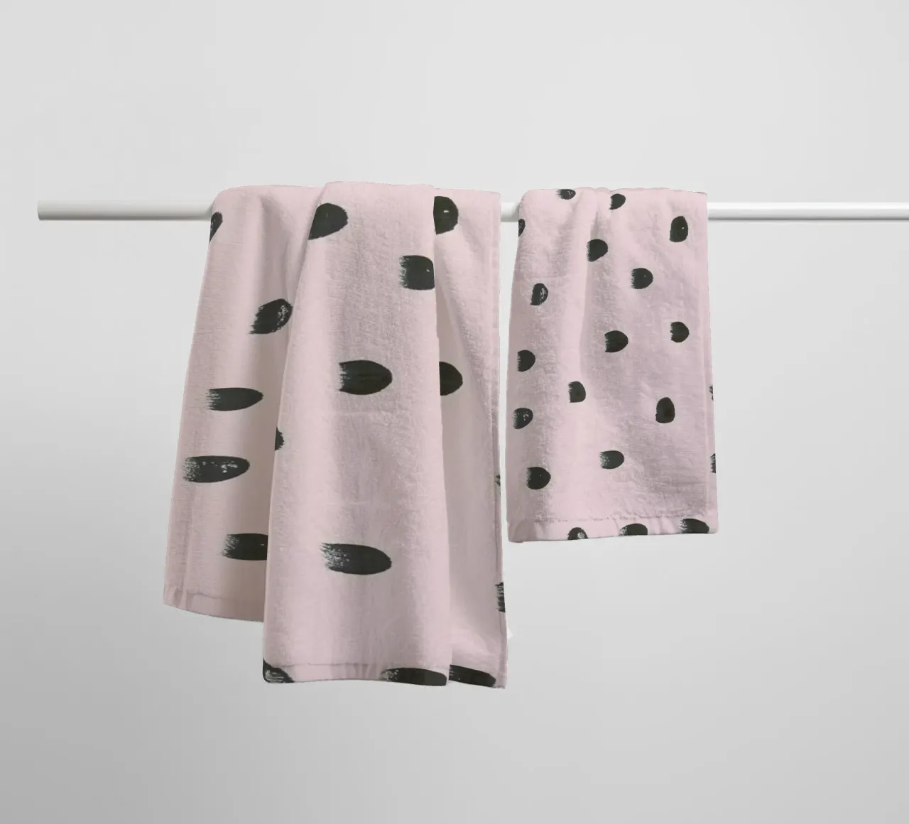Dots On Pink asciugamano da bagno da IRIS LEHNHARDT FINE ART