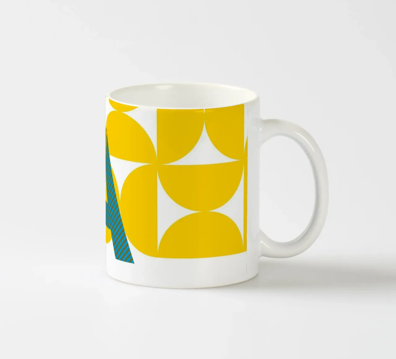 A Typeface Alphabet tazza in ceramica da lazydaypaper