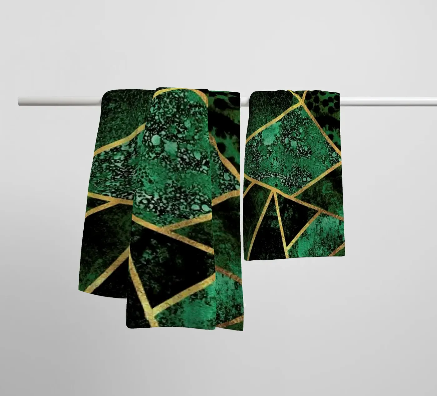 Deep Emerald Handtuch von Elisabeth Fredriksson