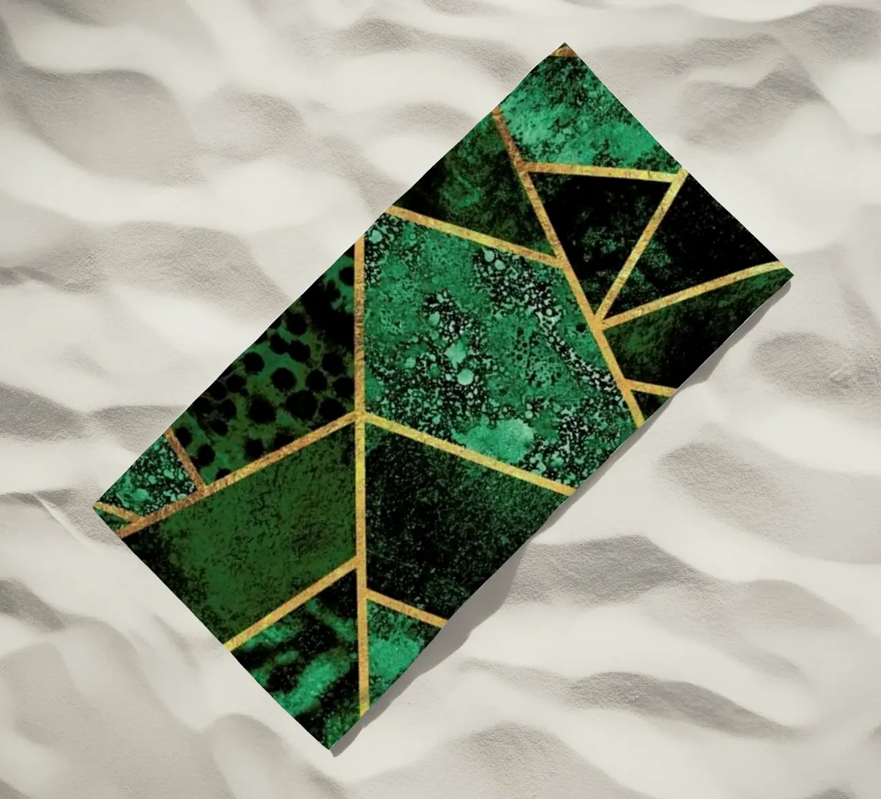Deep Emerald Strandtuch von Elisabeth Fredriksson