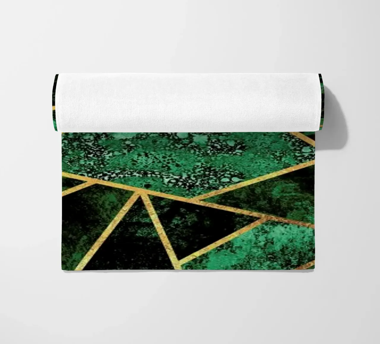 Deep Emerald Strandtuch von Elisabeth Fredriksson