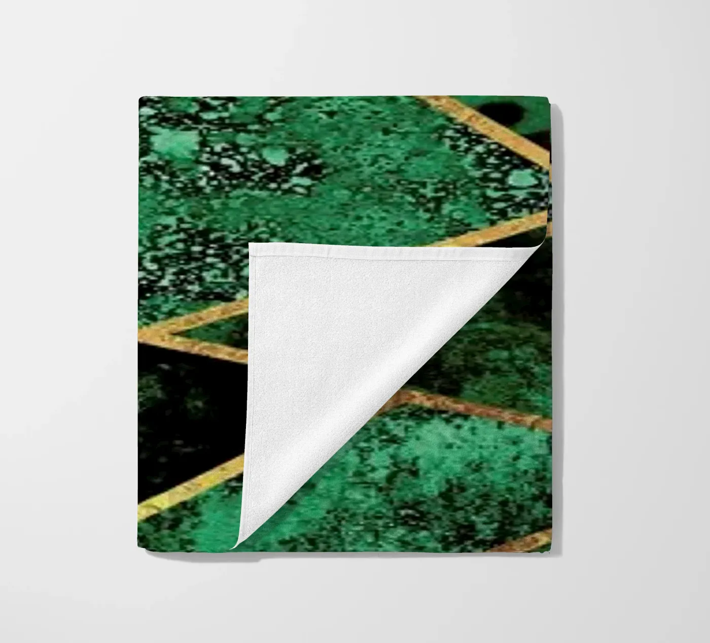 Deep Emerald Strandtuch von Elisabeth Fredriksson