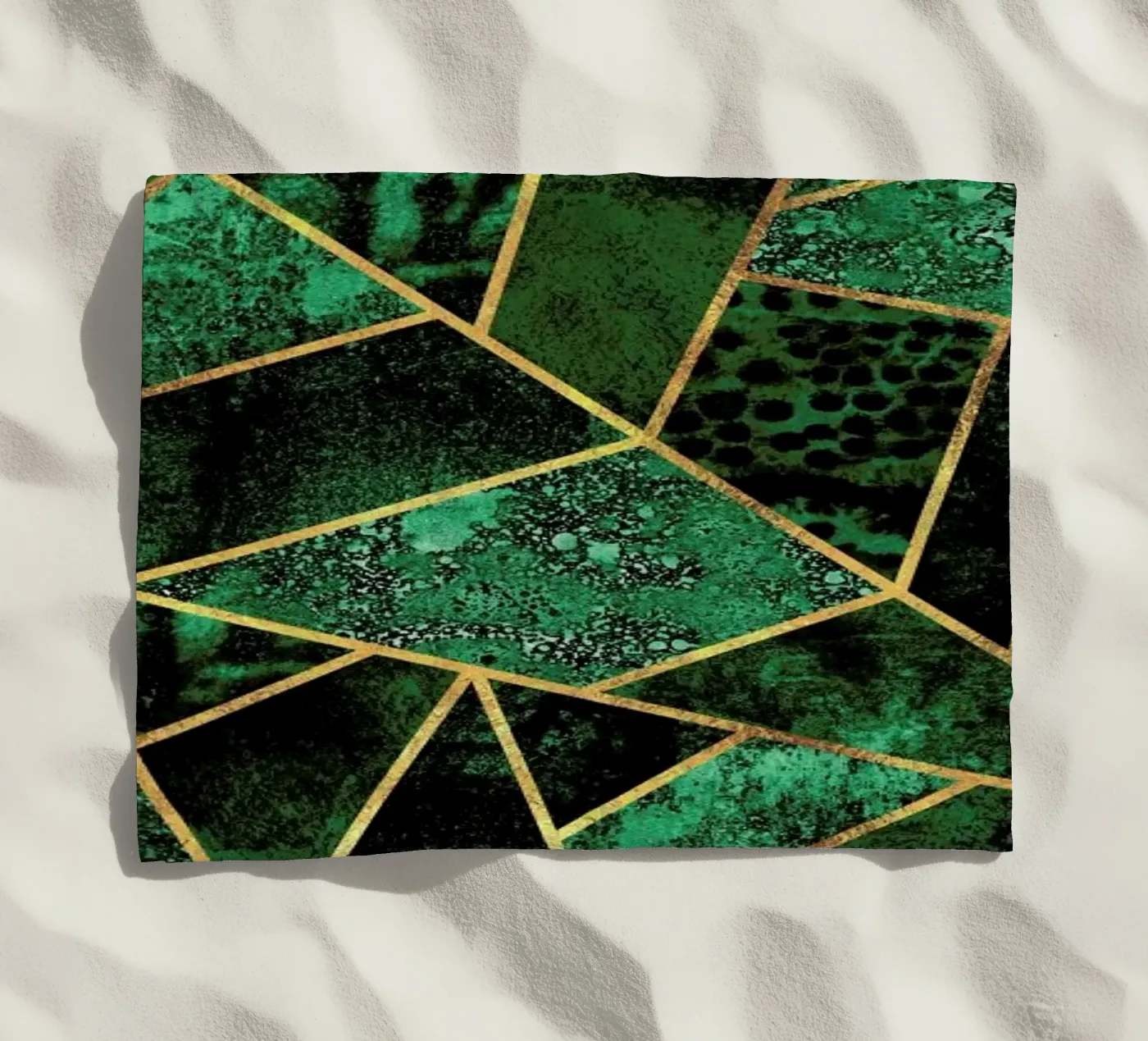 Deep Emerald Strandtuch von Elisabeth Fredriksson