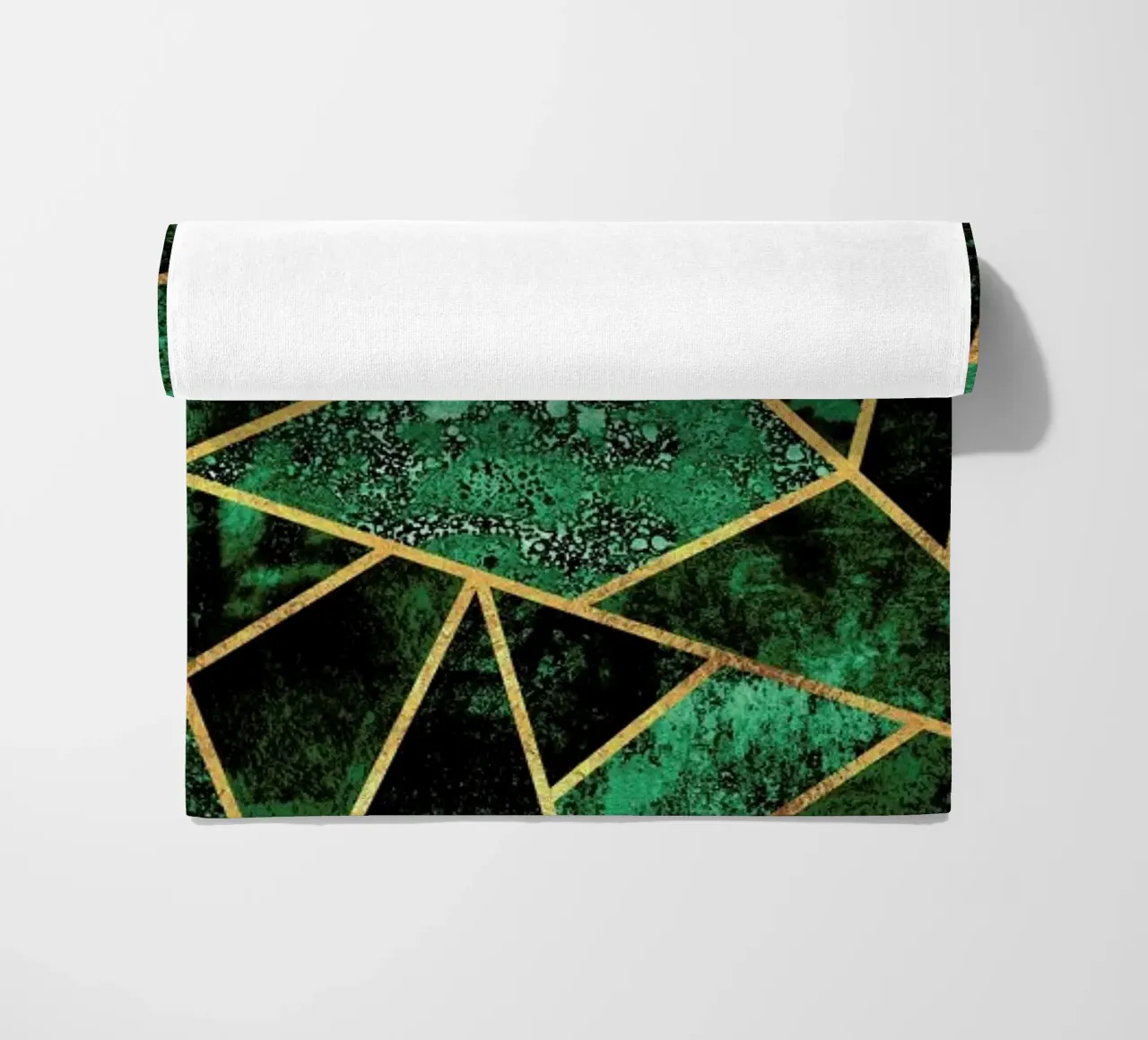 Deep Emerald Strandtuch von Elisabeth Fredriksson