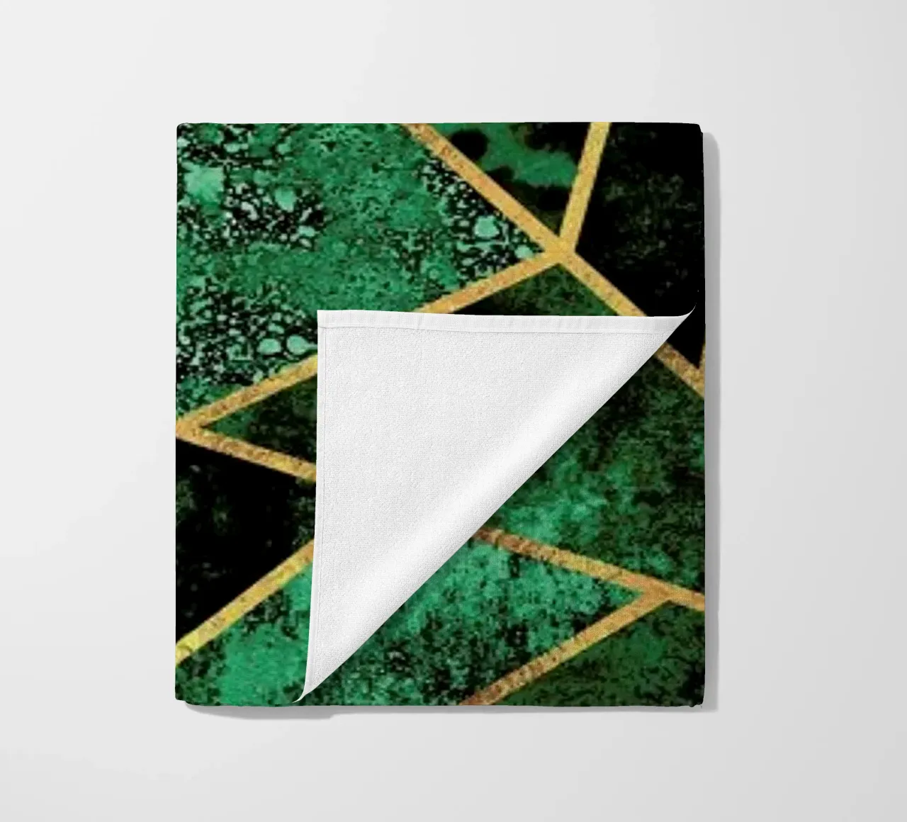 Deep Emerald Strandtuch von Elisabeth Fredriksson