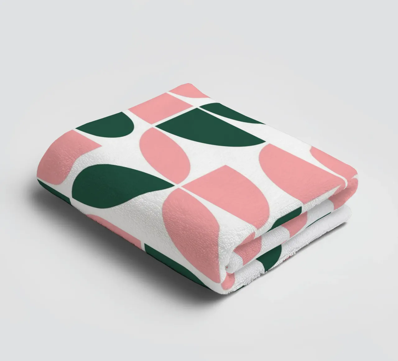 Bauhaus moderne kunst, roze en groen badhanddoek van pdigitalprints