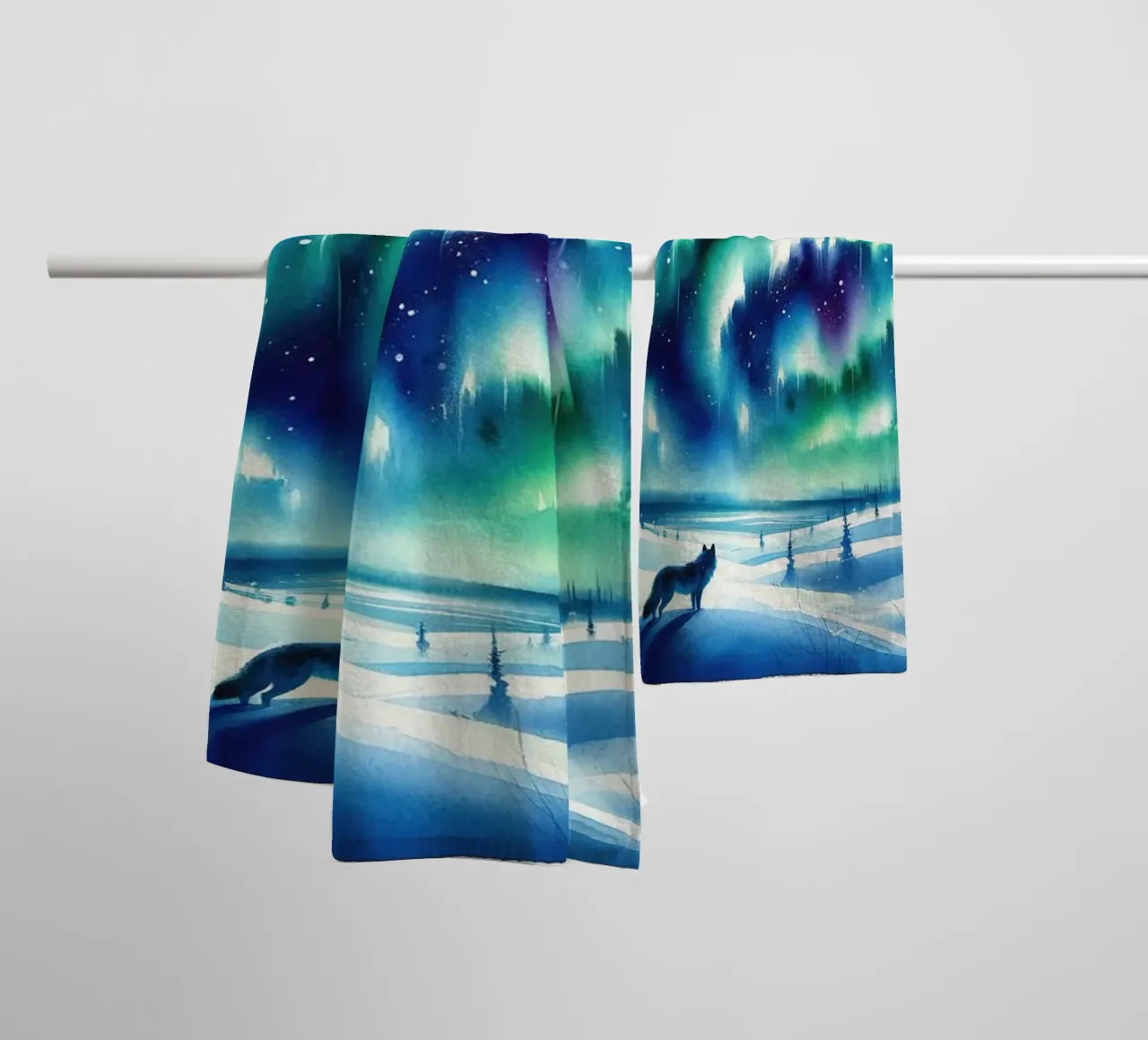 Polarfuchs und Nordlichter Handtuch von Chromatic Fusion Studio